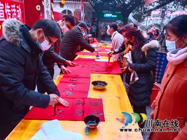瀘縣開(kāi)展迎新春送春聯(lián)禁毒宣傳活動(dòng)(圖2)