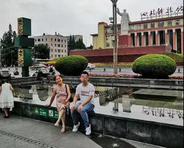 瀘州七旬奶奶捐資助學(xué)40多年，她的衣服都縫縫補(bǔ)補(bǔ)……(圖3)