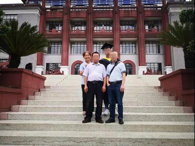 瀘州七旬奶奶捐資助學(xué)40多年，她的衣服都縫縫補(bǔ)補(bǔ)……(圖4)