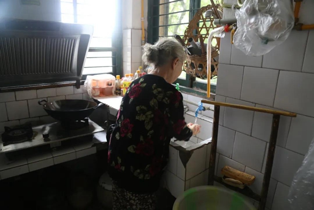 瀘州七旬奶奶捐資助學(xué)40多年，她的衣服都縫縫補(bǔ)補(bǔ)……(圖5)