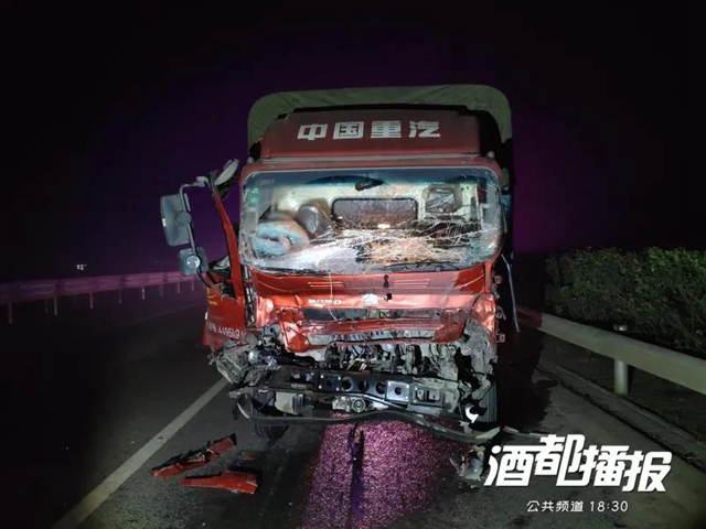 千萬警惕！宜敘高速一男子邊開車邊看電視！結(jié)果……
