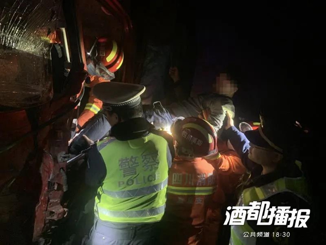 千萬警惕！宜敘高速一男子邊開車邊看電視！結(jié)果……(圖2)