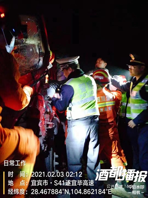 千萬警惕！宜敘高速一男子邊開車邊看電視！結(jié)果……(圖3)