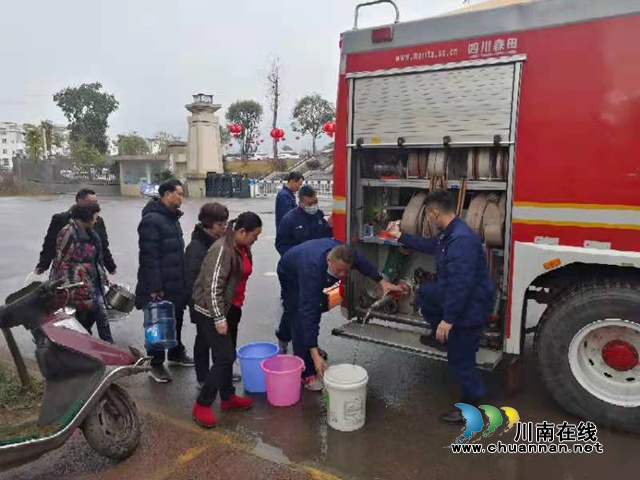 古藺一小區(qū)供水管道出現(xiàn)故障，消防緊急送水為居民“解渴”(圖3)