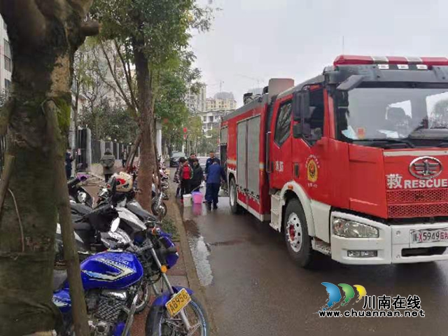 古藺一小區(qū)供水管道出現(xiàn)故障，消防緊急送水為居民“解渴”(圖2)