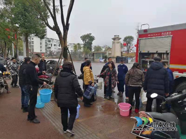 古藺一小區(qū)供水管道出現(xiàn)故障，消防緊急送水為居民“解渴”(圖4)