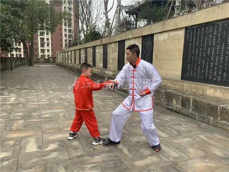 上陣父子兵！內(nèi)江市威遠(yuǎn)父子倆為這項非遺項目強(qiáng)強(qiáng)聯(lián)手(圖4)