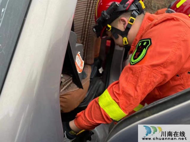 瀘州：高速立交防護(hù)欄貫穿車頭！消防緊急救援(圖3)
