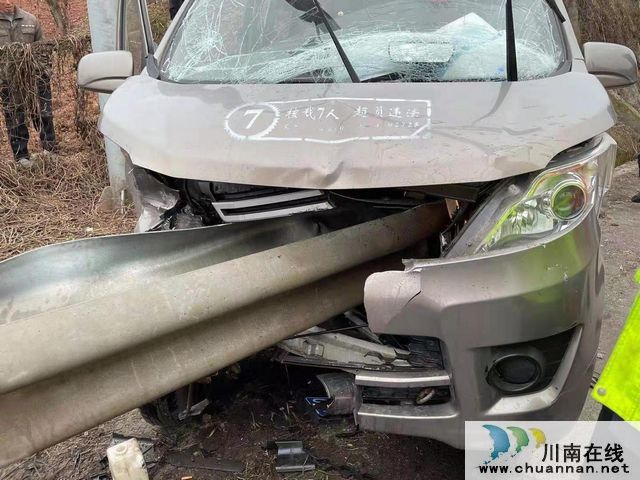 瀘州：高速立交防護(hù)欄貫穿車頭！消防緊急救援(圖2)