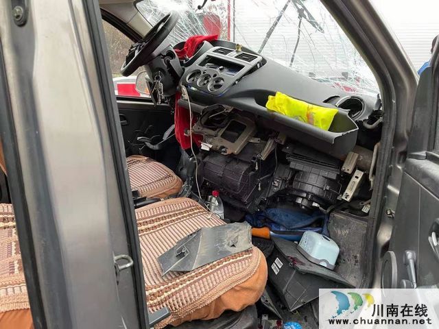瀘州：高速立交防護(hù)欄貫穿車頭！消防緊急救援(圖4)