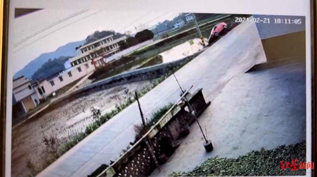 江安夕佳山：瀘州籍轎車離奇失控滑進(jìn)水塘，一家七口四人遇難(圖4)