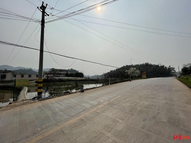 江安夕佳山：瀘州籍轎車離奇失控滑進(jìn)水塘，一家七口四人遇難(圖5)