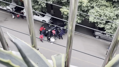 合江：女子被壓車下，眾人抬車上演“急速救援”（附視頻）