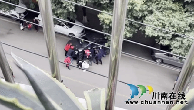 合江：女子被壓車下，眾人抬車上演“急速救援”(圖2)