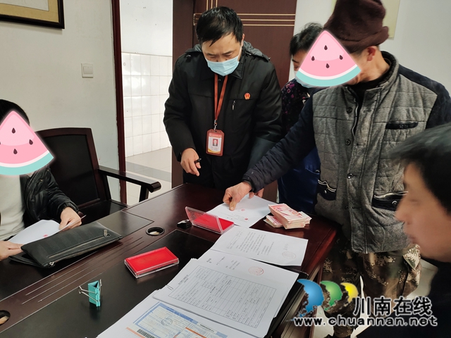 納溪：懼上“失信黑名單”，被執(zhí)行人主動(dòng)上門求履行