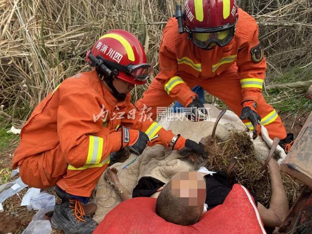 驚魂一幕！村民被耕機(jī)刺穿腹部，危急時(shí)刻——
