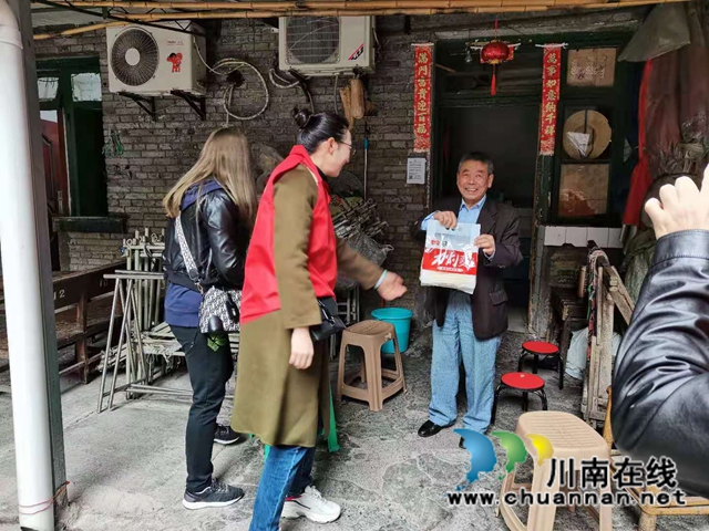  江陽區(qū)北城街道：小湯圓大愛心，關(guān)愛困難家庭和環(huán)衛(wèi)工人(圖4)