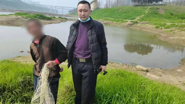 網(wǎng)友舉報(bào)：沱江有人非法捕魚(yú)，警察：安排！(圖4)