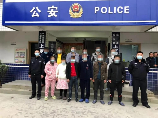 抓了12人，繳獲5萬元！宜賓警方打掉一農(nóng)村賭博窩點(diǎn)！(圖2)