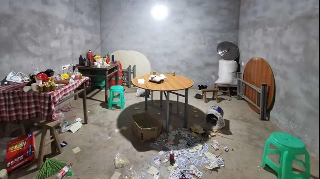 瀘縣警方搗毀深藏鄉(xiāng)村的流動賭場，抓獲涉賭人員18人，收繳賭資近5萬元(圖2)
