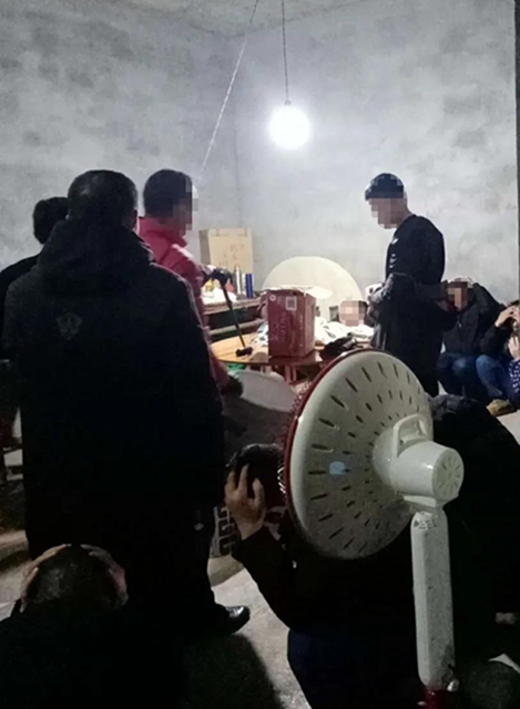 瀘縣警方搗毀深藏鄉(xiāng)村的流動賭場，抓獲涉賭人員18人，收繳賭資近5萬元(圖7)