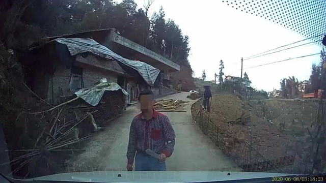宜賓一男子酒后拿刀攔車，還刺傷了人！結(jié)果……