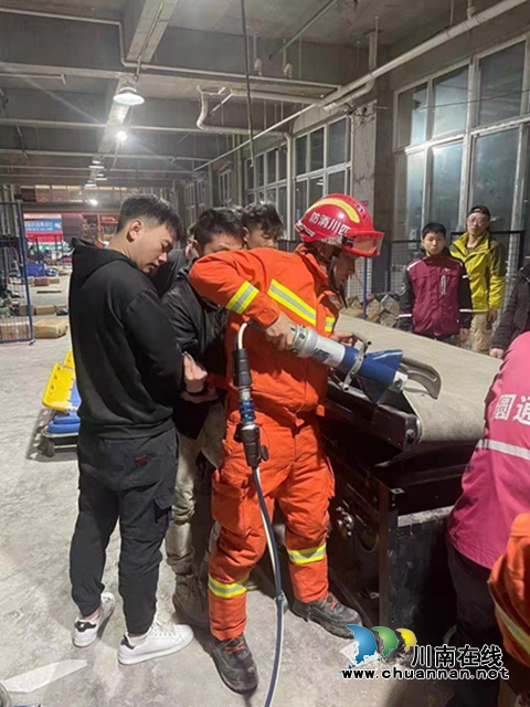 敘永一男子腿被傳輸帶卡住，消防破拆救人(圖5)