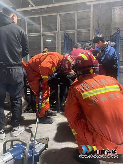 敘永一男子腿被傳輸帶卡住，消防破拆救人(圖6)