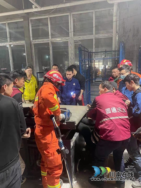敘永一男子腿被傳輸帶卡住，消防破拆救人(圖4)