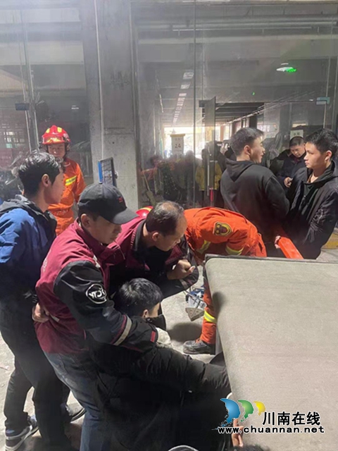 敘永一男子腿被傳輸帶卡住，消防破拆救人(圖7)