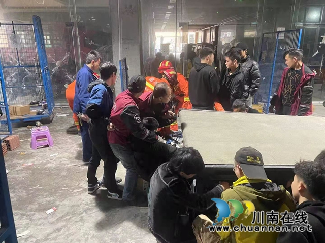 敘永一男子腿被傳輸帶卡住，消防破拆救人(圖8)