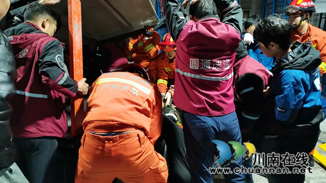 敘永一男子腿被傳輸帶卡住，消防破拆救人(圖3)