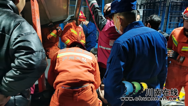敘永一男子腿被傳輸帶卡住，消防破拆救人(圖2)