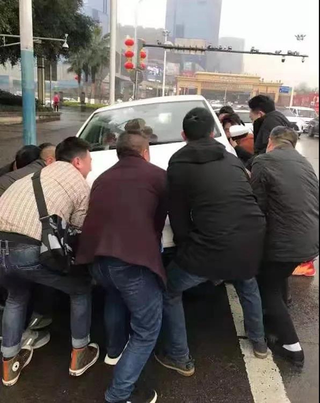 瀘州：2人被卷車底，路人合力抬車救援
