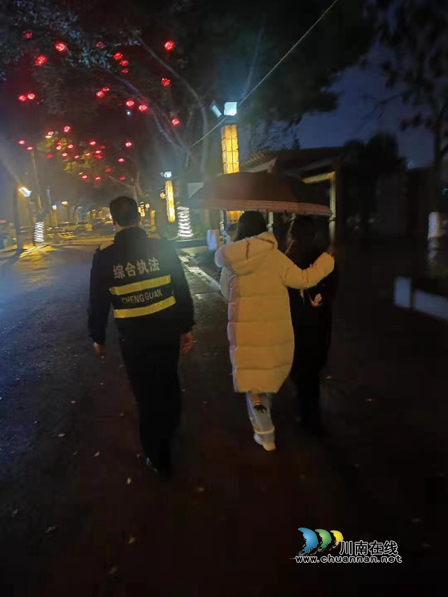 瀘州：城管巡河遇女子沱江欲輕生，數(shù)人跳入江中聯(lián)手救上岸