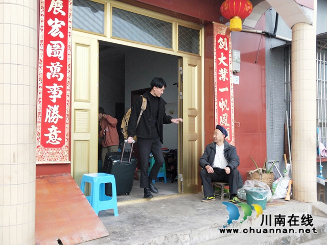 出家門上車門，瀘縣179名農(nóng)民工免費(fèi)返崗出行(圖3)