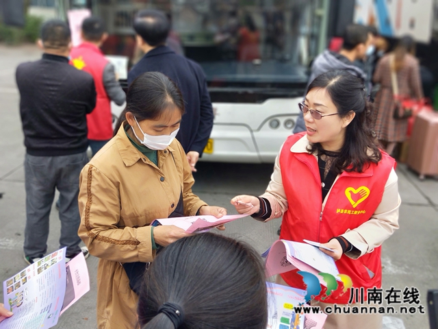 出家門上車門，瀘縣179名農(nóng)民工免費(fèi)返崗出行(圖6)