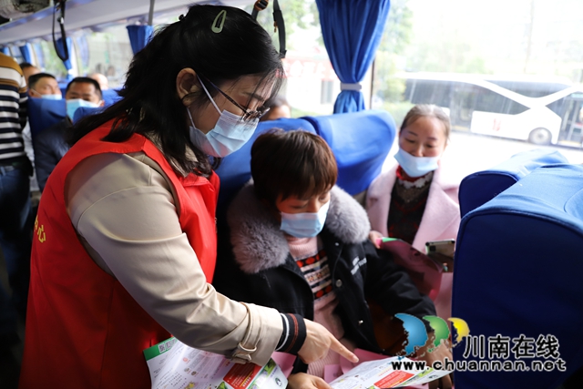 出家門上車門，瀘縣179名農(nóng)民工免費(fèi)返崗出行(圖2)