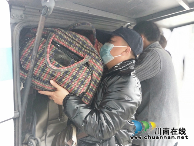 出家門上車門，瀘縣179名農(nóng)民工免費(fèi)返崗出行(圖9)