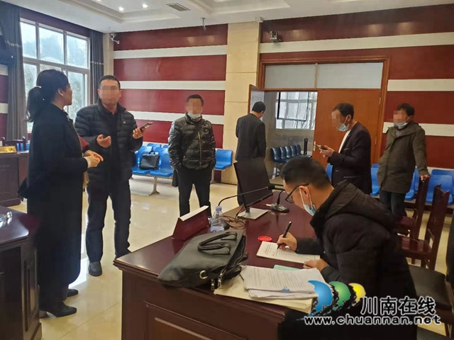 古藺：當(dāng)事人被滑落電桿砸傷起糾紛，兩年多后終于拿到賠償款