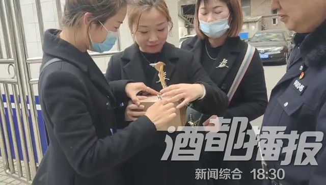宜賓：老板快遞黃金首飾標為麻辣兔頭，店員當垃圾扔了！(圖2)