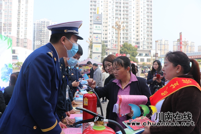 教授如何辨假，銷毀偽劣產(chǎn)品！瀘州“藍朋友”為市民上“3.15培訓課”(圖3)