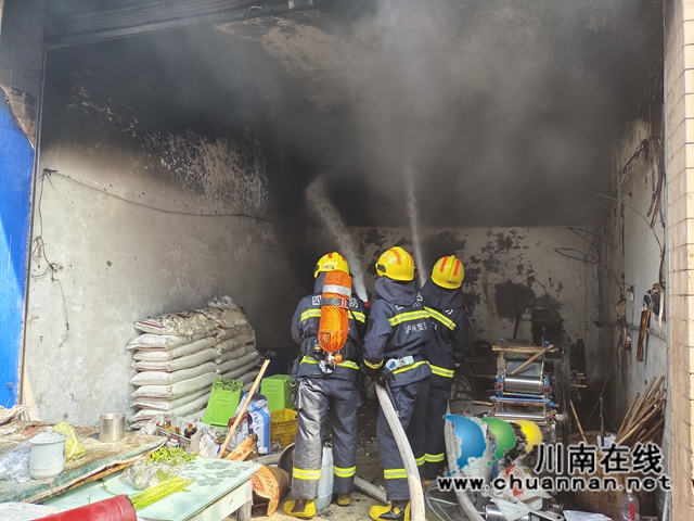 龍馬潭區(qū)一菜市場(chǎng)起火  消防成功撲救(圖3)