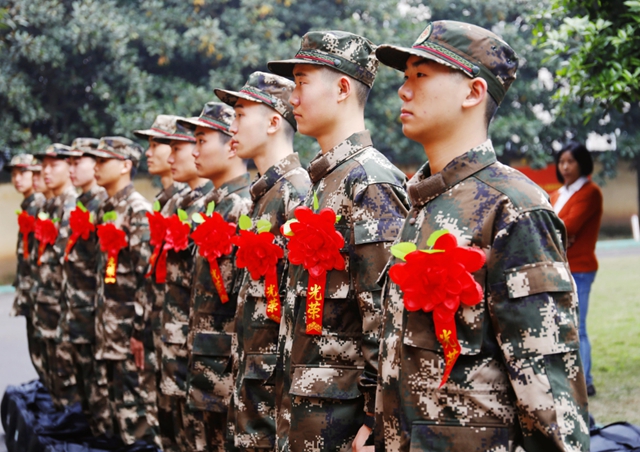 為青春添彩！龍馬潭65名新兵奔赴軍營！(圖2)