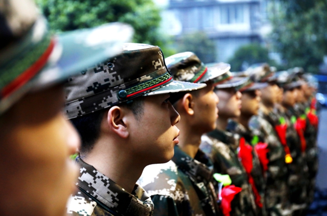 為青春添彩！龍馬潭65名新兵奔赴軍營！(圖1)