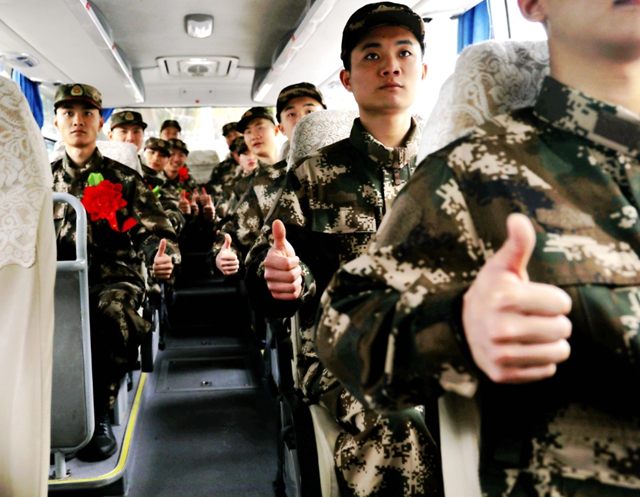為青春添彩！龍馬潭65名新兵奔赴軍營！(圖4)