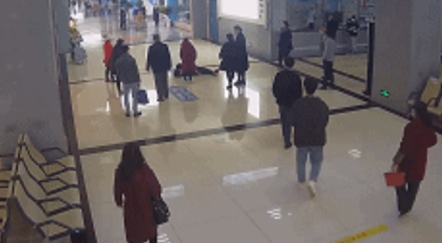 突發(fā)！門診大廳男子倒地抽搐！監(jiān)控記錄下驚險(xiǎn)一幕(圖2)