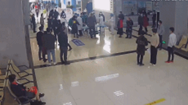 突發(fā)！門診大廳男子倒地抽搐！監(jiān)控記錄下驚險(xiǎn)一幕(圖4)