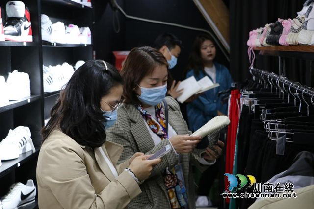 合江縣查獲一批涉嫌假冒偽劣的阿迪、耐克產(chǎn)品