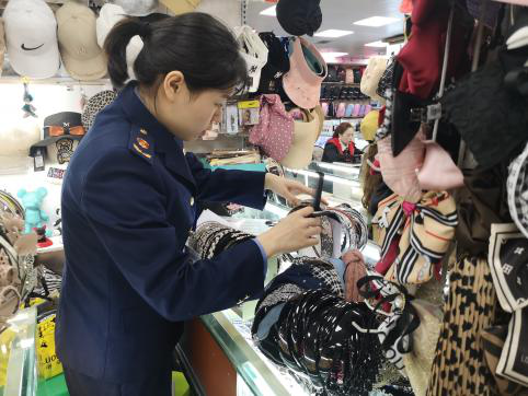LV、CHANEL、HERMES…瀘州12個賣涉外名牌“A貨”商家被查！(圖3)